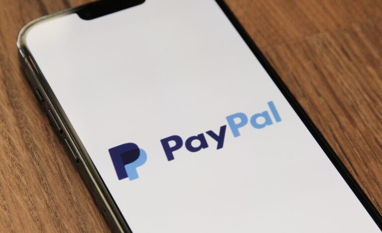 Canada Inc PayPal Abbuchung: Was steckt hinter diesem kryptischen Zahlungsempfänger? a phone with a pay pay logo on it