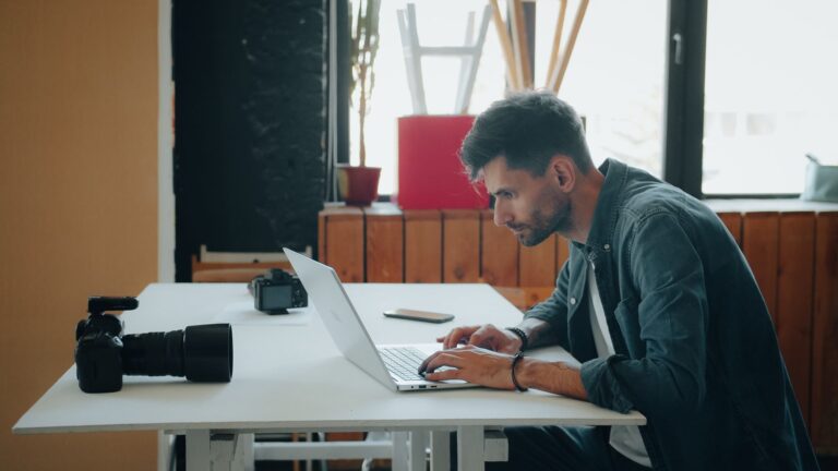 Als Fotograf selbstständig machen – So gehts Als Fotograf selbstständig machen – Fotograf bearbeitet Bilder am Laptop im Studio