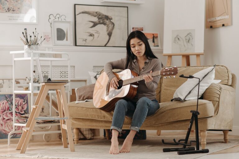 Beste Hobbys für Unternehmer Hobbys für Unternehmer – Frau spielt in der Freizeit Gitarre