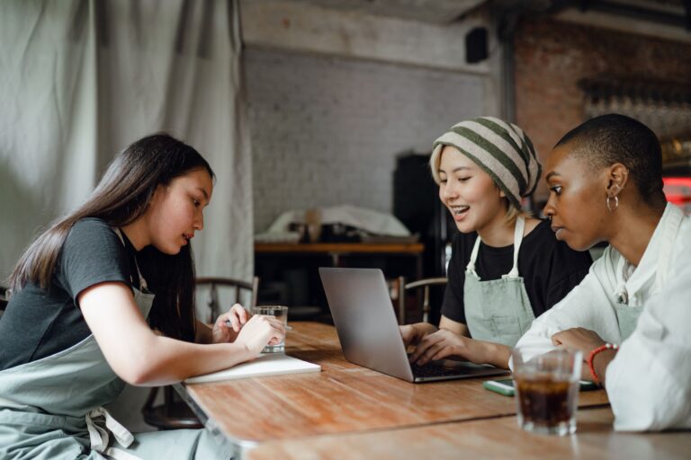 Bootstrapping – kleines Gründerteam arbeitet gemeinsam am Laptop