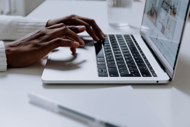 Digitale Geschäftsideen: Trends und Chancen Digitale Geschäftsideen – Hände tippen auf einem Laptop