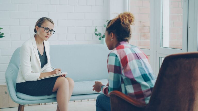 Selbstständig machen als Coach Selbstständig machen als Coach – Coachin im Gespräch mit einer Klientin