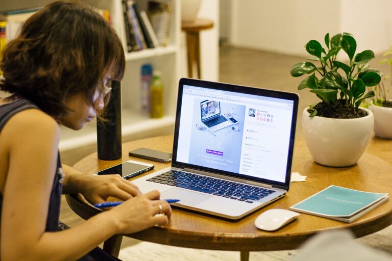 Selbstständig machen als Freiberufler Selbstständig machen als Freiberufler – Frau arbeitet im Homeoffice am Laptop