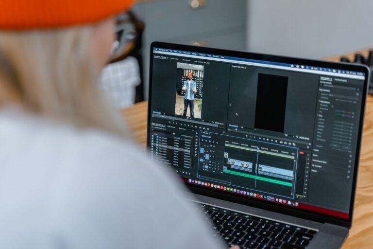 Video und Corporate Visuals – Videoschnitt am Laptop