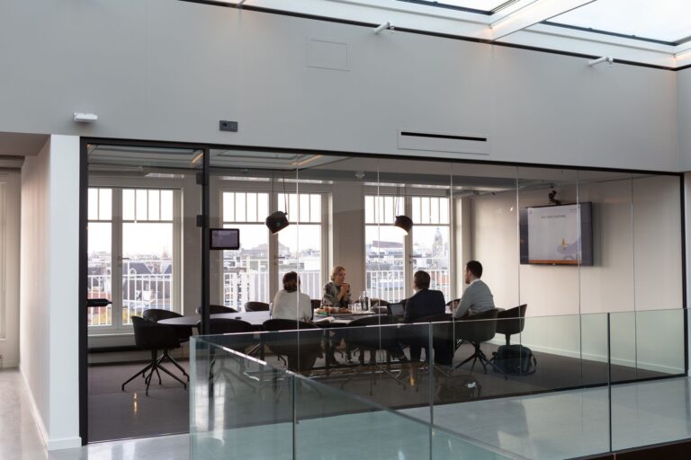 Von der Idee zur Skalierung: Welche Rahmenbedingungen Startups wirklich brauchen Startups skalieren – Team-Meeting in einem gläsernen Besprechungsraum