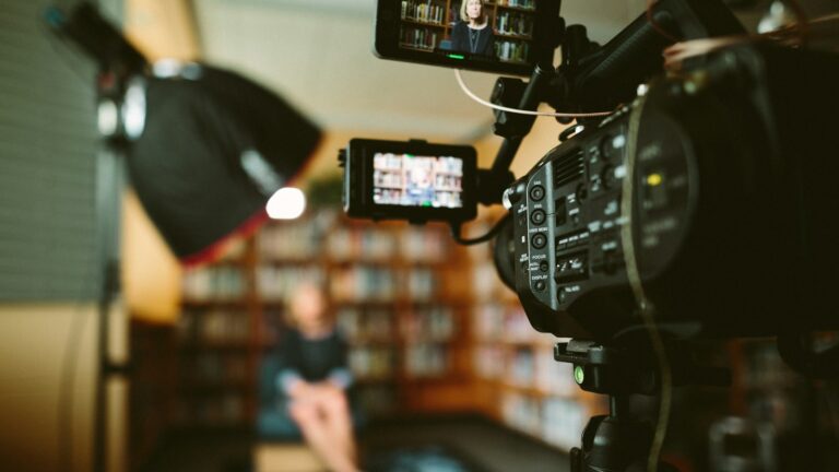 Videoproduktion für Startups – Videokamera filmt ein Interview im Studio