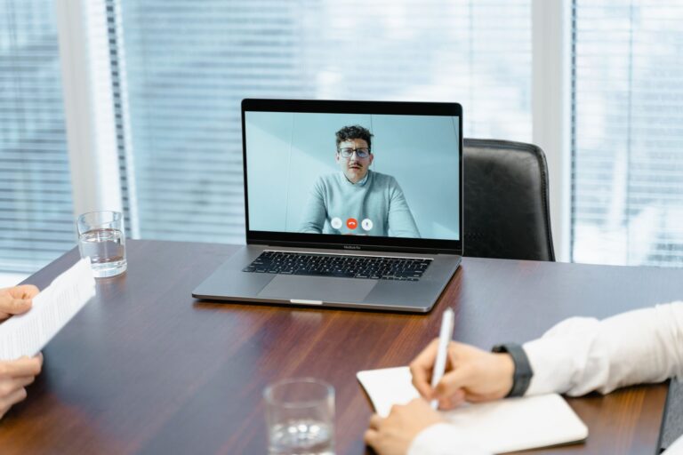 EOR-Plattformen – Bewerbungsgespräch per Videocall am Laptop