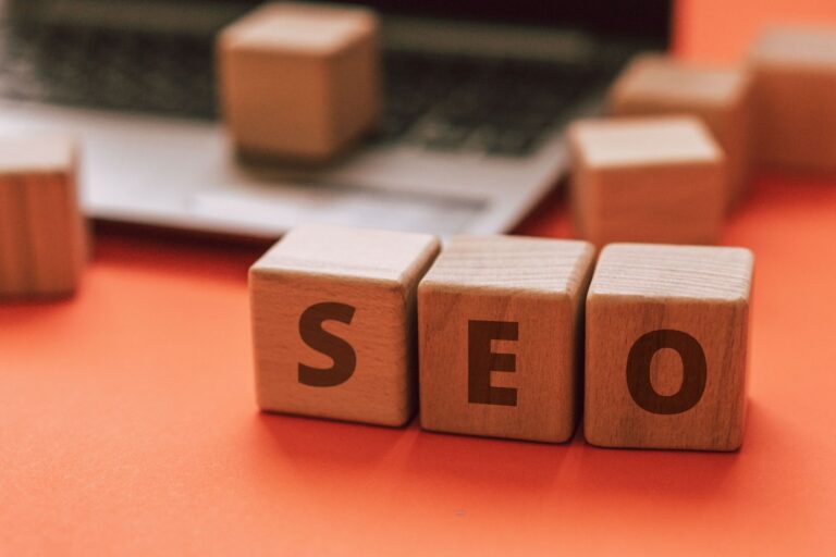 Innovative Strategien mit SEO für das Wachstum von Startups SEO für Startups – Holzwürfel mit den Buchstaben SEO vor einem Laptop