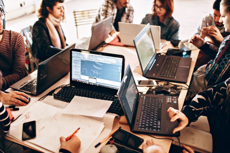 Digitale Infrastruktur für Startups – Team arbeitet gemeinsam an Laptops