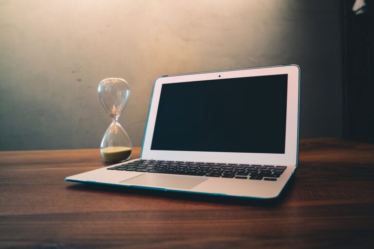 Sinnvolle Prozesse im Startup: weshalb digitale Zeiterfassung bereits in der Startphase strategisch sinnvoll ist Digitale Zeiterfassung im Startup – Sanduhr neben einem Laptop auf dem Schreibtisch