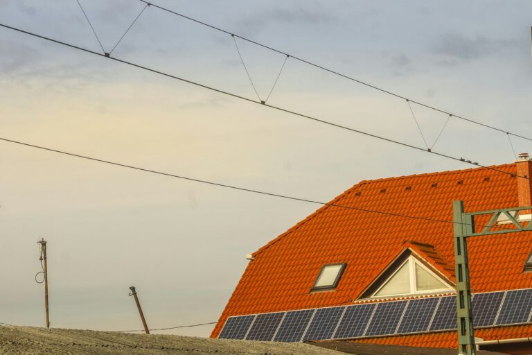Energieausweis online erstellen lassen: Was Gründer und Immobilienbesitzer wissen sollten Energieausweis online erstellen lassen – Hausdach mit Ziegeln und Solarmodulen