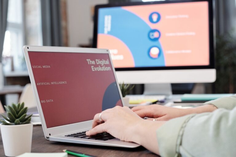 GEO für Startups: So wirst du in ChatGPT, Perplexity und Google AI Mode sichtbar GEO für Startups – Person arbeitet am Laptop an Inhalten zu künstlicher Intelligenz