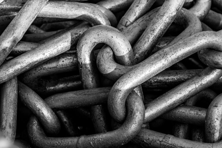 Linkbuilding für Startups: So baust du gezielt Reichweite und Sichtbarkeit auf Linkbuilding für Startups – ineinandergreifende Kettenglieder als Symbol für Verlinkung