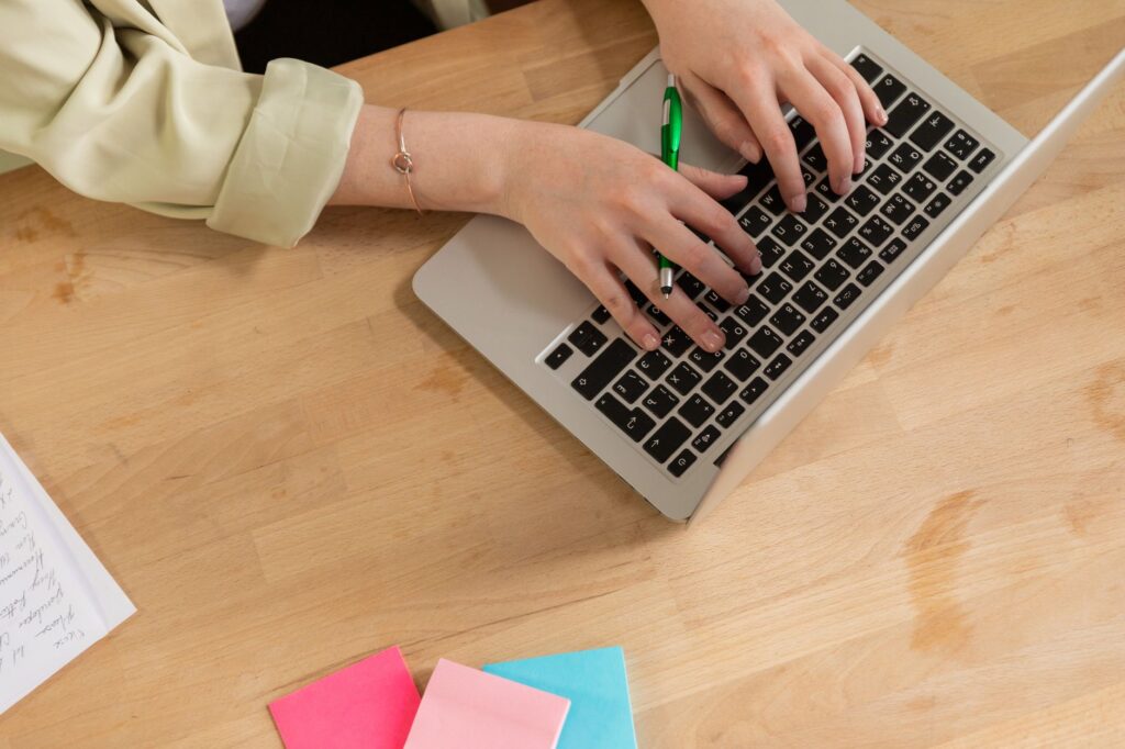 Transparenz im Unternehmen – Person arbeitet am Laptop mit Notizen