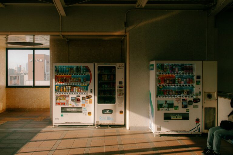 Welcher Automat eignet sich am besten für Ihre Bedürfnisse? Automat auswählen – Getränkeautomaten in einem hellen Gebäude