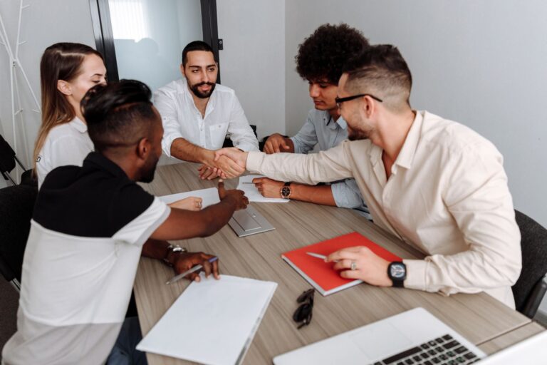 DGUV Vorschrift 2 für Startups: Was du als Gründer:in wissen musst DGUV Vorschrift 2 für Startups – Team bespricht sich am Besprechungstisch