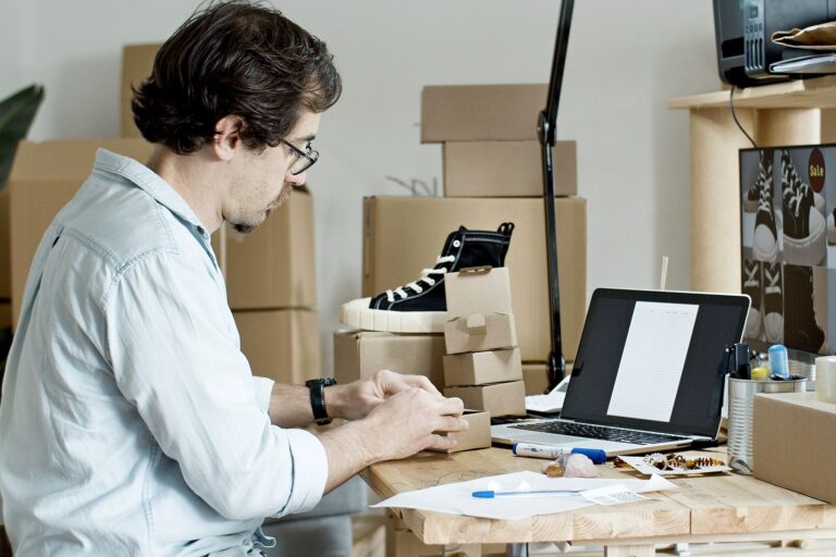 E-Commerce-Skalierung für Start-ups – Gründer verpackt Bestellungen für den Onlinehandel
