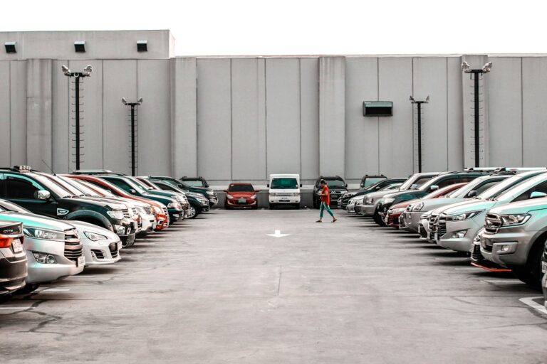 Erster Firmenwagen im Startup – Parkplatz mit Reihen von Autos