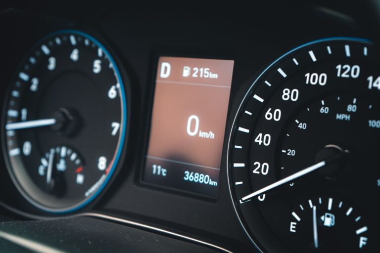 Fahrtenbuch Vorlage: Richtig führen und Steuern sparen Fahrtenbuch Vorlage – Tachometer mit Kilometerstand im Auto