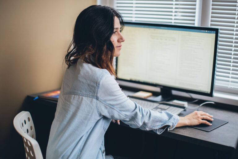 Grundlagen für junge Unternehmen: Office Software im Vergleich Office Software im Vergleich – Frau arbeitet am Bildschirm im Büro