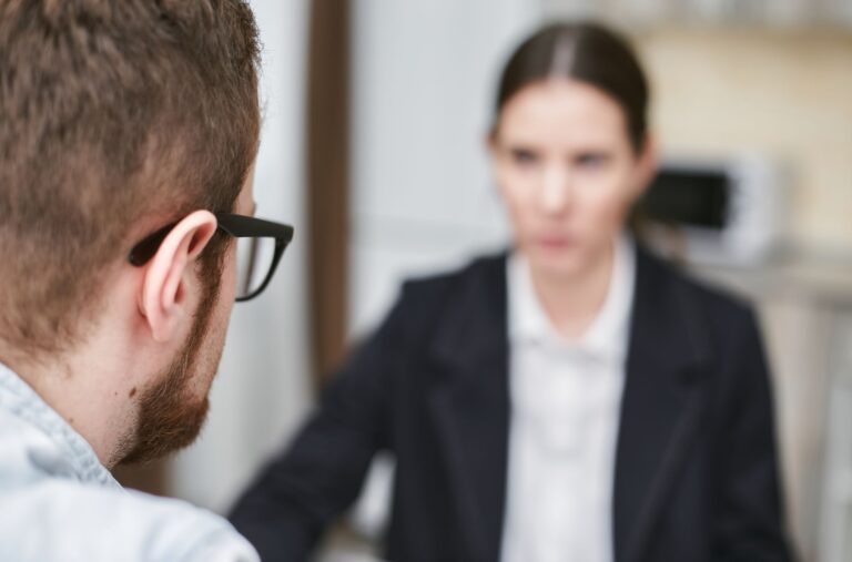 Abmahnung Muster: Vorlage mit Pflichtinhalten für Arbeitgeber Abmahnung Muster – ernstes Gespräch zwischen Arbeitgeberin und Mitarbeiter im Büro