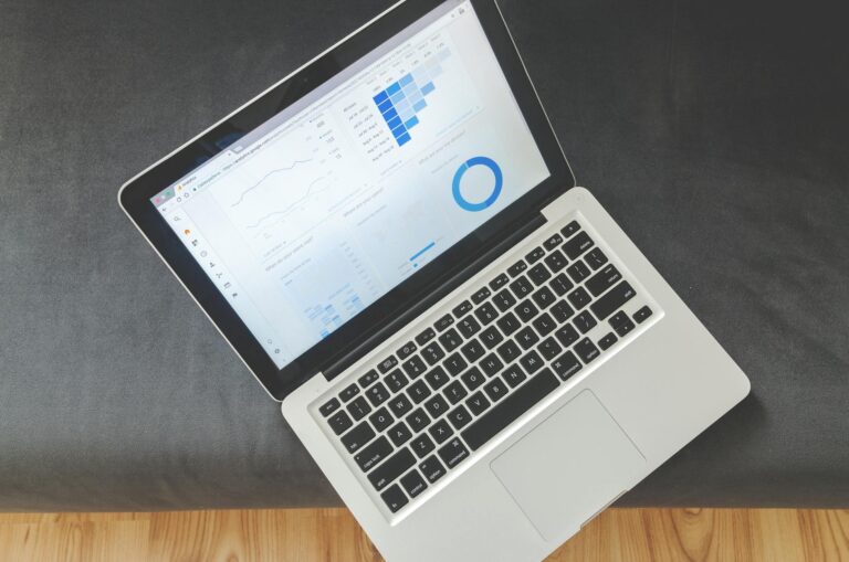 Qlik – Eingeschalteter Laptop