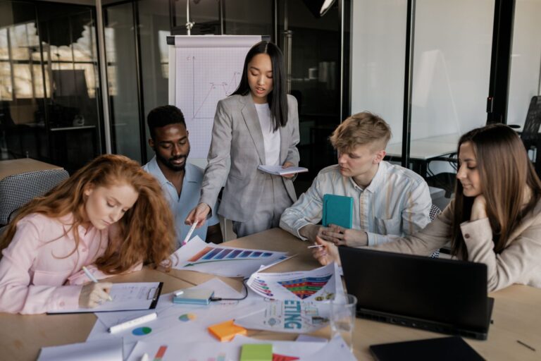 FTE Abkürzung – Team bei der Personal- und Projektplanung im Büro