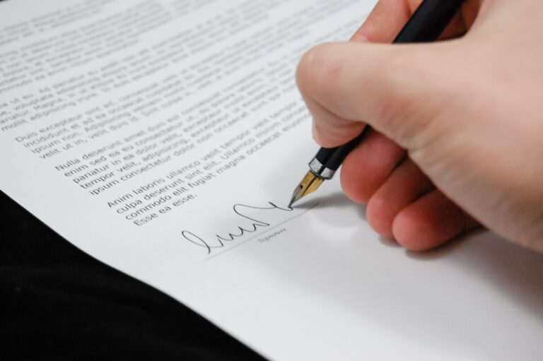 GbR Abkürzung – Unterschrift unter einem Gesellschaftsvertrag