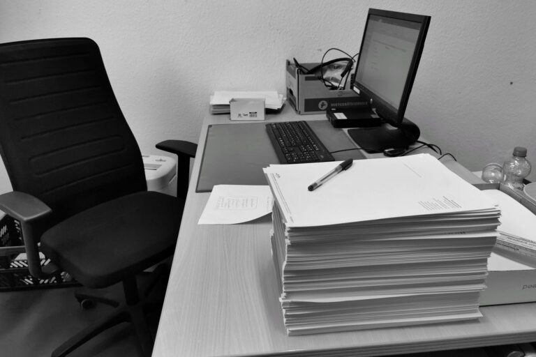 Gewerbe abmelden online: Schritt-für-Schritt-Anleitung Gewerbe abmelden online – Schreibtisch mit Computer und Unterlagen