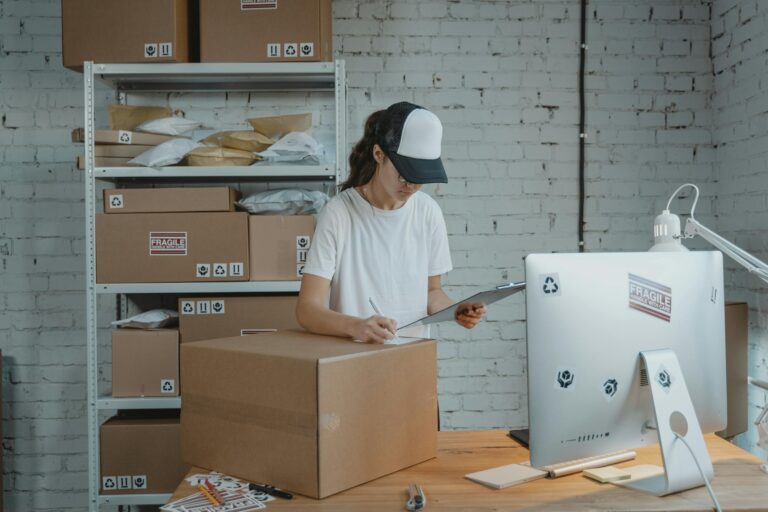 Verpackungen am Versandtisch im Kleingewerbe
