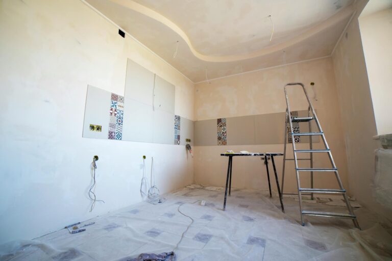 Renovierungsraum im Innenausbau mit Leiter und Verputz – Trockenbau-Software für Handwerker