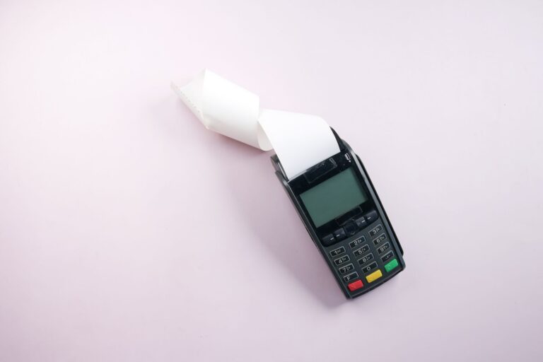 Privatrechnung Vorlage: Korrekt für Privatpersonen Privatrechnung Vorlage – Kartenterminal mit ausgedrucktem Beleg