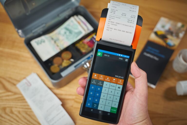 Quittung Vorlage: PDF zum Ausdrucken Quittung Vorlage – Kassengerät druckt einen Zahlungsbeleg neben der Geldkassette