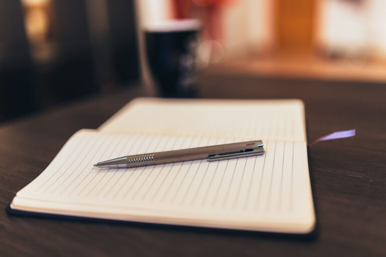 Selbstständig oder selbständig – was ist richtig? Selbstständig oder selbständig – Notizbuch mit Stift auf dem Tisch