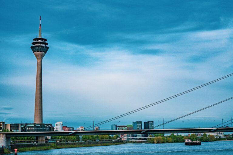 Startup-Erfolg in Düsseldorf – Rheinturm und Rheinkniebrücke unter blauem Himmel