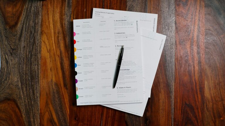 Was bedeutet Compliance? Einfach erklärt Was bedeutet Compliance – Richtlinien-Dokumente mit Kugelschreiber auf einem Holztisch