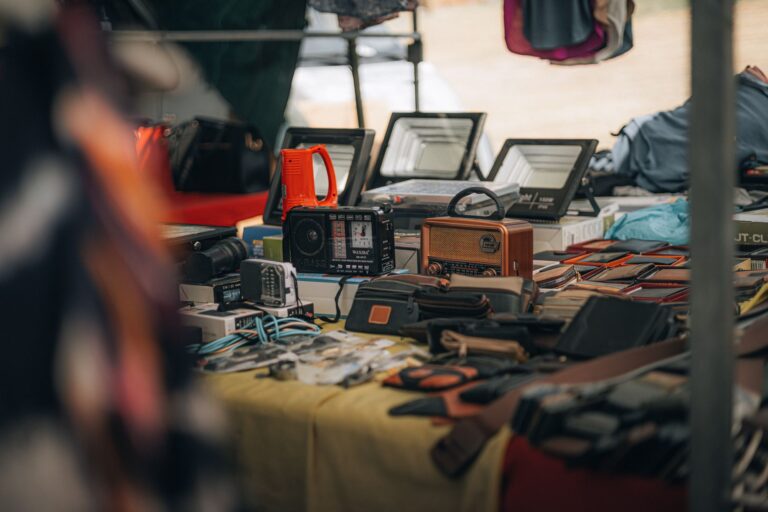 Differenzbesteuerung – gebrauchte Waren an einem Marktstand