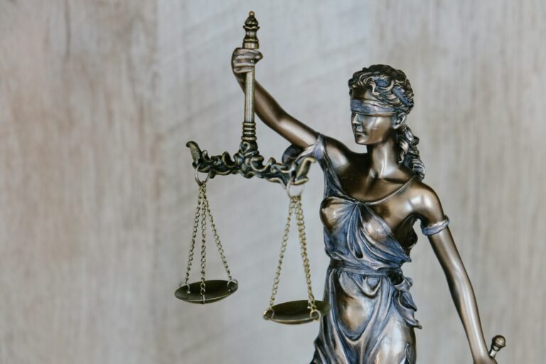 Was bedeutet GmbH: Rechtsform und Bedeutung Was bedeutet GmbH – Justitia-Statue mit Waage als Symbol für Recht und Rechtsform