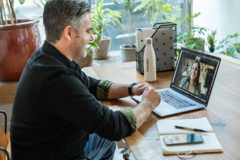 Richtige Beleuchtung bei Videokonferenzen man in black sweater using macbook pro