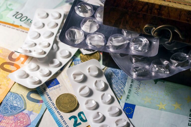 Forderungsmanagement für Gesundheits-Startups: Checkliste für ausstehende Patientenzahlungen Forderungsmanagement für Gesundheits-Startups – Medikamente auf Euro-Banknoten