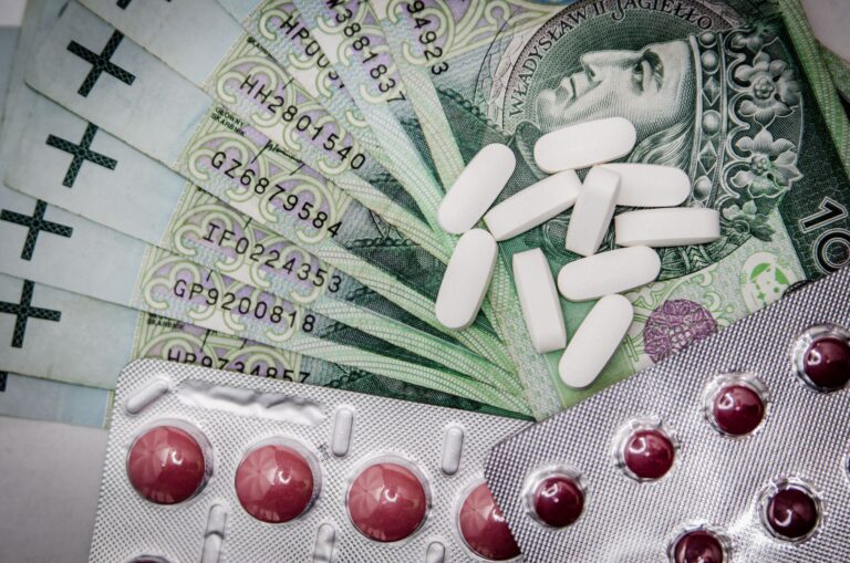 medizininkasso – Polish 100 złoty notes with pills and blister packs, illustrating medical costs.