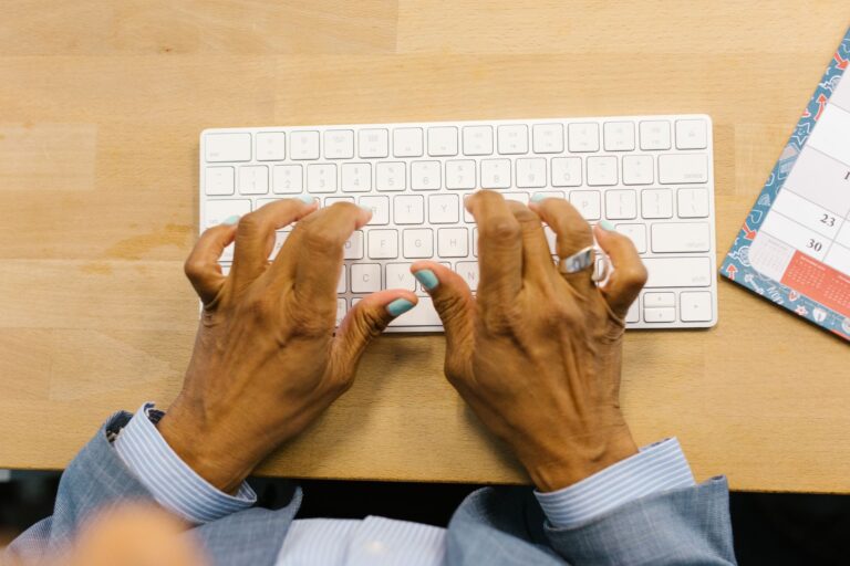 Gewerbe anmelden: Ablauf, Kosten und Tipps Gewerbe anmelden – Person erledigt die Anmeldung online am Computer
