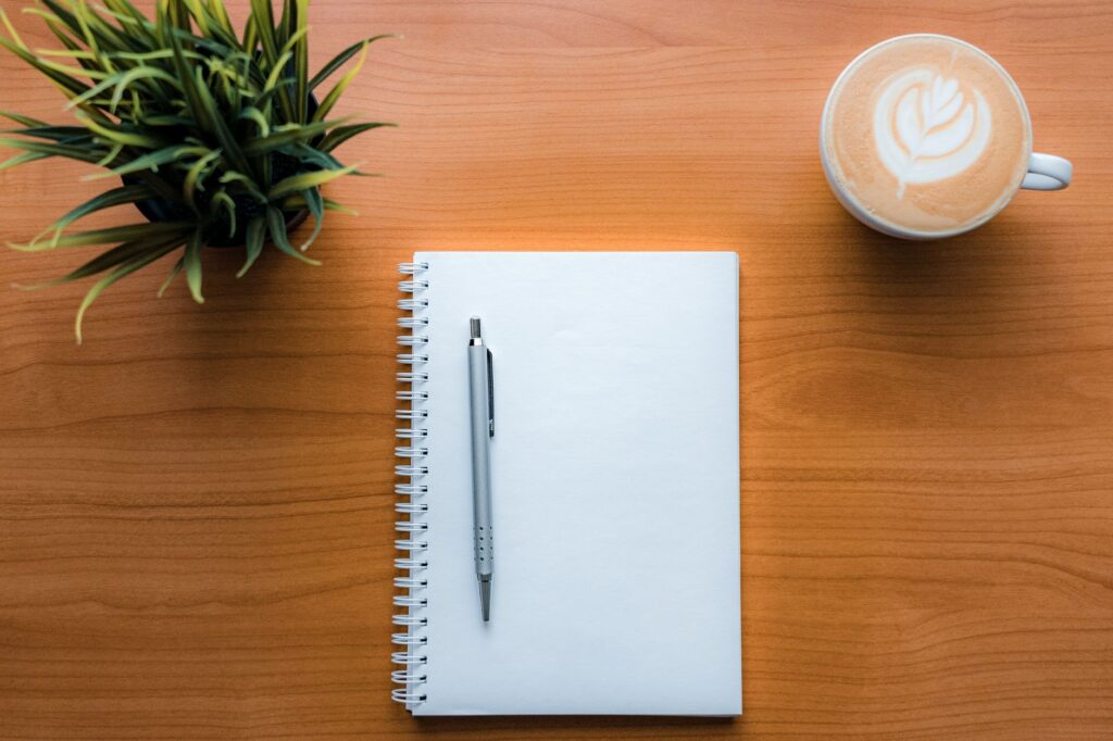Gewerbe anmelden – Schreibtisch mit Notizblock und Stift