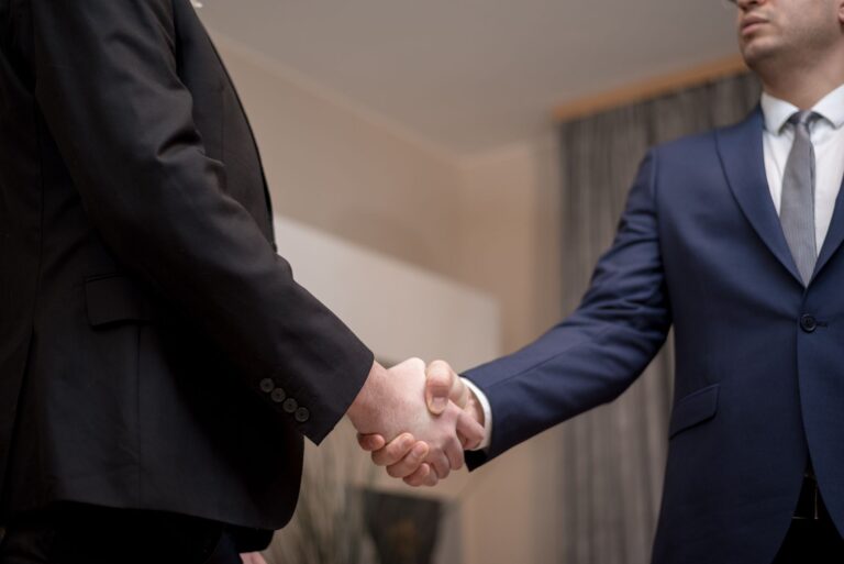 GmbH gründen: Ablauf, Kosten und Voraussetzungen GmbH gründen – zwei Geschäftspartner besiegeln die Gründung per Handschlag