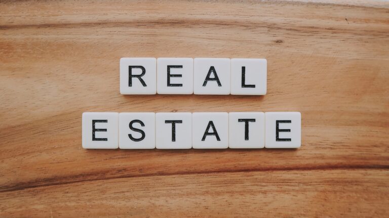Immobilienprojekte verkaufen, bevor der erste Bagger rollt: So überzeugst du Käufer und Investoren vom Plan weg real estate letter blocks