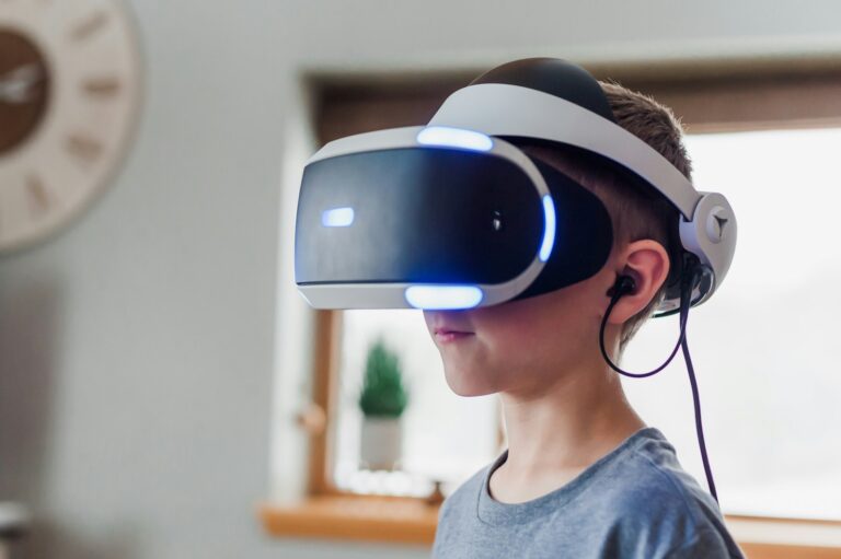 AR vs. VR vs. Mixed Reality – der Unterschied boy wearing black and white VR headset