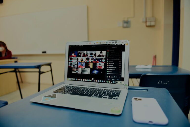 Präsenzseminar vs. E-Learning: Die versteckten Kosten der analogen Tierarzt-Fortbildung macbook pro on blue table