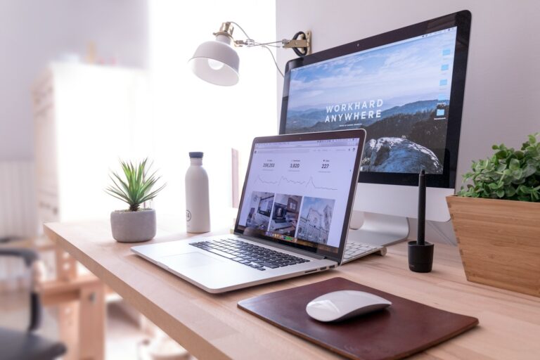 Top 7 Webdesign-Entscheidungen, die über den Erfolg eines Start-ups mitentscheiden MacBook Pro on table beside white iMac and Magic Mouse
