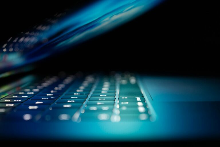 Sicher arbeiten unterwegs: das mobile Büro von Gründungsteams absichern closeup photo of turned-on blue and white laptop computer