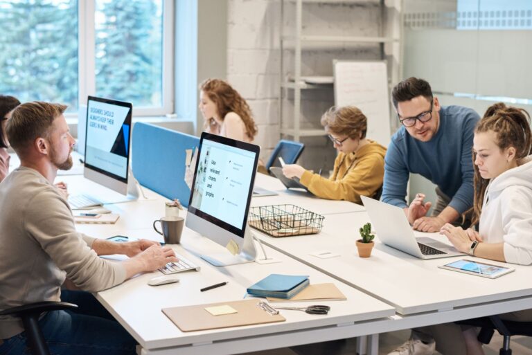 Inkubator und Accelerator: Unterschiede und Nutzen Inkubator und Accelerator – junges Team arbeitet gemeinsam im Büro